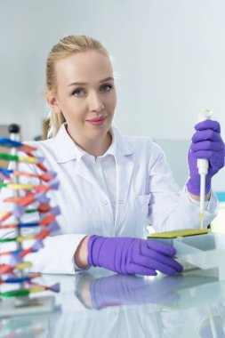 kadın araştırmacı laboratuarda