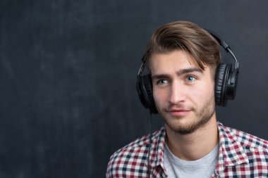 Müzik dinleyen genç bir adamın portresi.