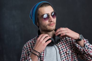 Yakışıklı Dj Studio poz 