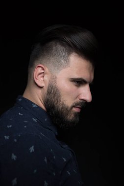 Karanlık arka plandaki genç adam.