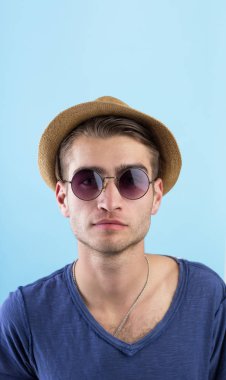 mutlu kendine güvenen genç adam