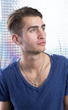 Yakışıklı genç adam. 