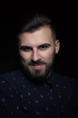 Karanlık arka plandaki genç adam.
