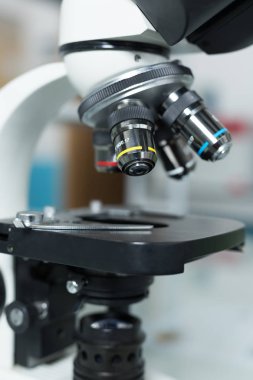 Laboratuvarı modern mikroskobu