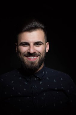 Karanlık arka plandaki genç adam.