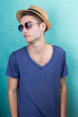 mutlu kendine güvenen genç adam