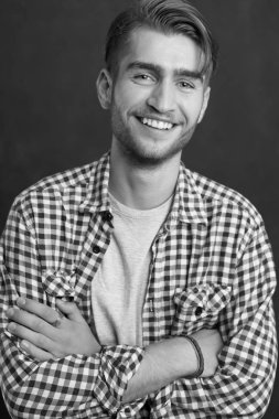 Mutlu genç adam. 