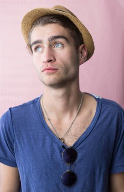 Yakışıklı genç adam. 