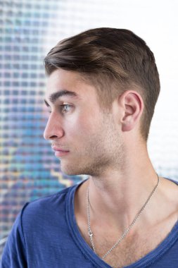 Yakışıklı genç adam. 
