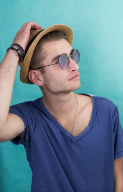 mutlu kendine güvenen genç adam