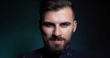 Karanlık arka plandaki genç adam.
