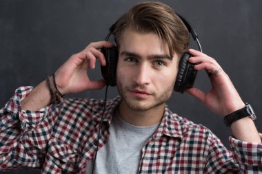 Kendine güvenen genç Dj portresi 