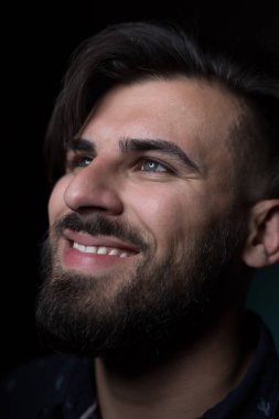 Karanlık arka plandaki genç adam.