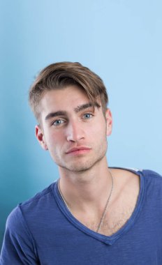 Yakışıklı genç adam. 