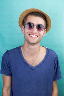 mutlu kendine güvenen genç adam