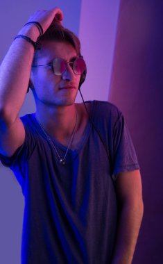 DJ gece kulübünde kulaklıklarla