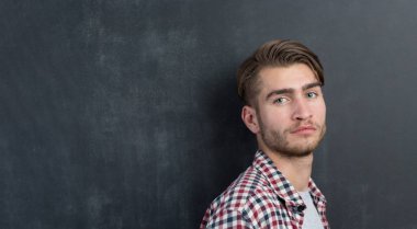 Trendy rahat genç adam 