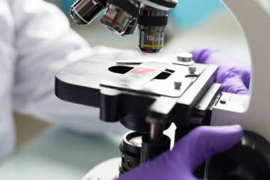 Mikroskopla çalışan araştırmacı 