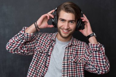 Kendine güvenen genç Dj portresi 