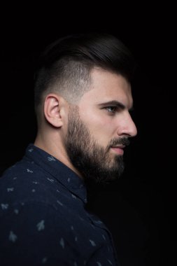 Karanlık arka plandaki genç adam.