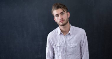 yakışıklı genç bir öğrenci 