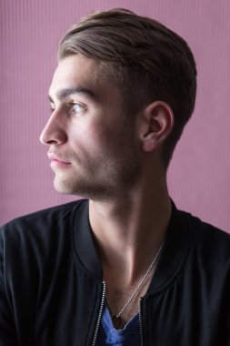 Yakışıklı genç adam. 