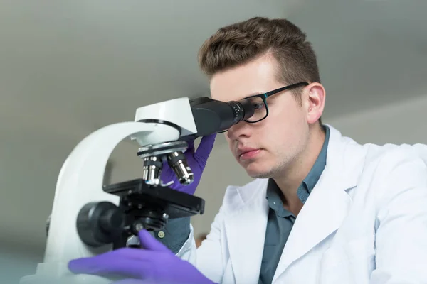 Joven doctor científico — Foto de Stock