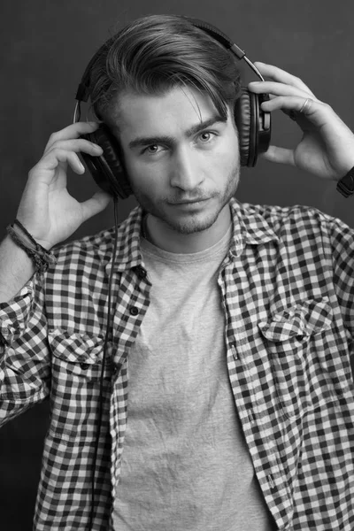 Retrato de un joven escuchando música — Foto de Stock