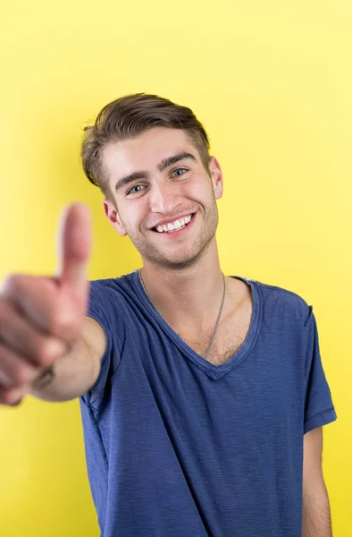 Hombre sonriente de moda en camisa — Foto de Stock