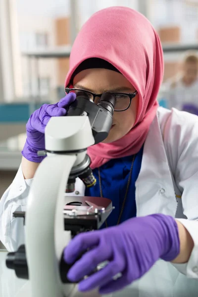 Trabajador de laboratorio musulmán — Foto de Stock