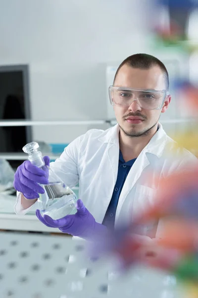 Jovem cientista médico — Fotografia de Stock