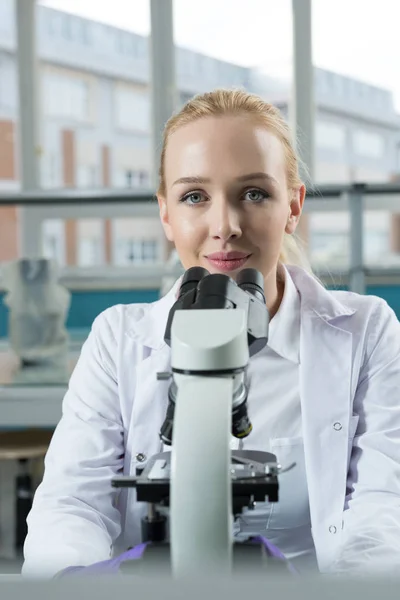 Investigadora en un laboratorio — Foto de Stock