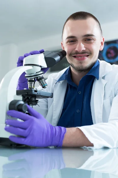 Fröhlicher junger Forscher — Stockfoto