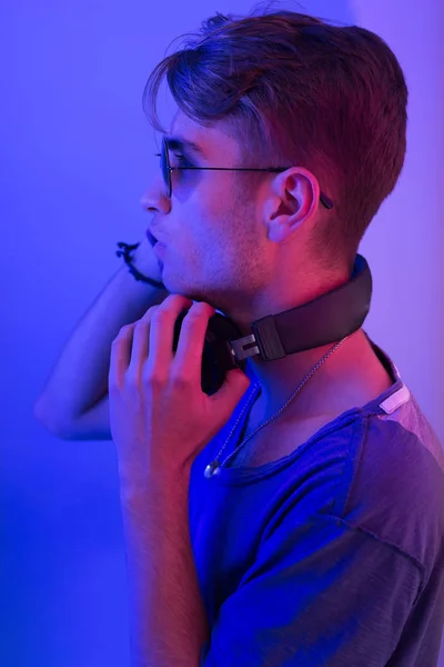 Dj con auriculares en discoteca — Foto de Stock