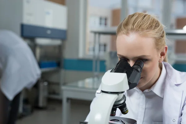 Ženské výzkumník v laboratoři — Stock fotografie