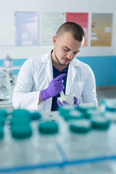 Científico trabajando en laboratorio — Foto de Stock