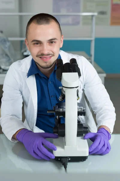 Joven investigador alegre — Foto de Stock