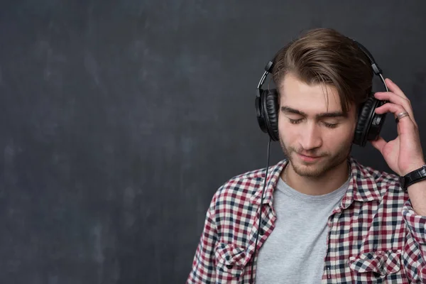 Portret van een jonge man die naar muziek luistert — Stockfoto