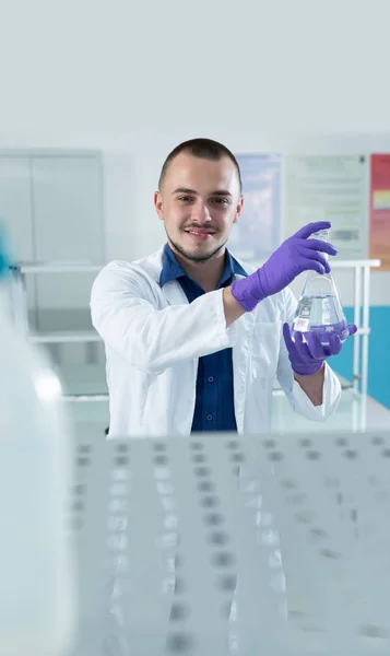 Joven investigador alegre — Foto de Stock