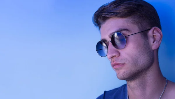 Portret van jonge man dragen van een zonnebril. — Stockfoto