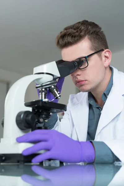 Joven investigador alegre — Foto de Stock