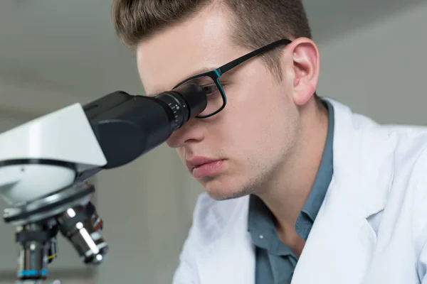 Científico trabajando en laboratorio — Foto de Stock