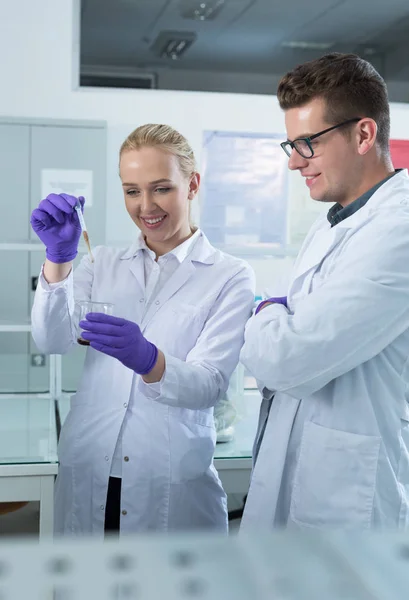 Dos personas que trabajan en el laboratorio — Foto de Stock