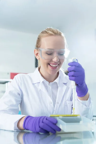 Investigadora num laboratório — Fotografia de Stock