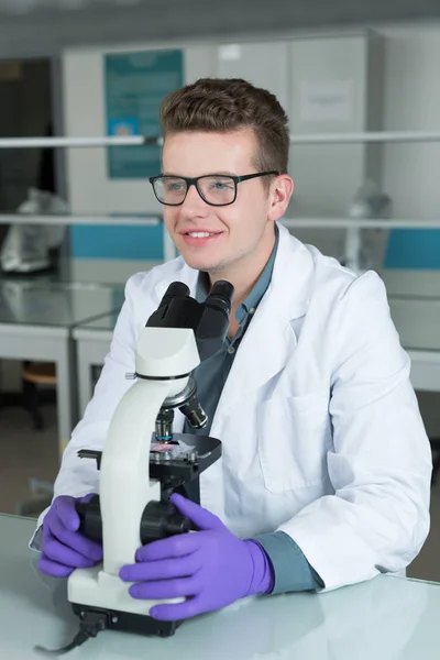 Jeune scientifique travaillant en laboratoire — Photo