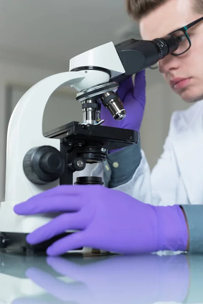 Cientista homem trabalhando — Fotografia de Stock