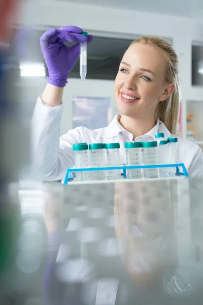 Female researcher in a lab — Stock Photo, Image