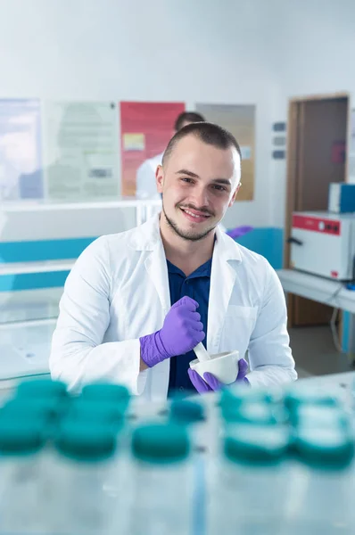 Joven doctor científico —  Fotos de Stock