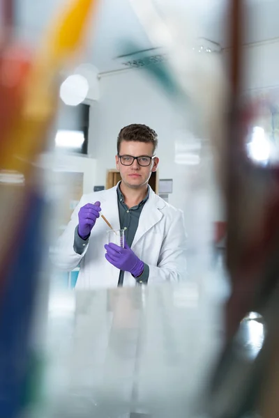 Joven investigador alegre — Foto de Stock