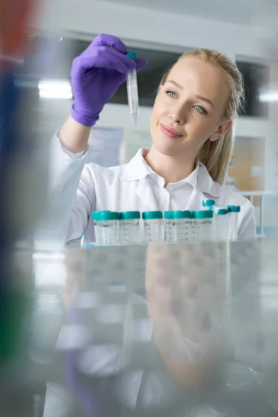 Investigadora en un laboratorio — Foto de Stock